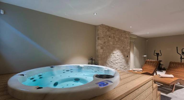 Villa with hot tub & pool — photo 5