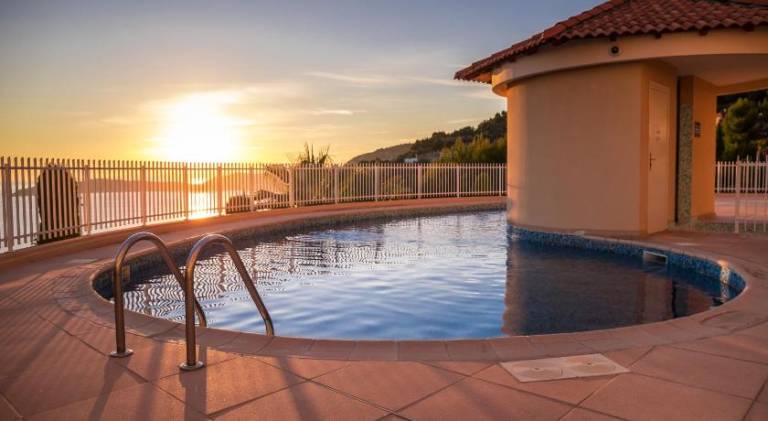 Fully equipped holiday apartment with patio, yard & private pool | Dogs allowed — photo 3