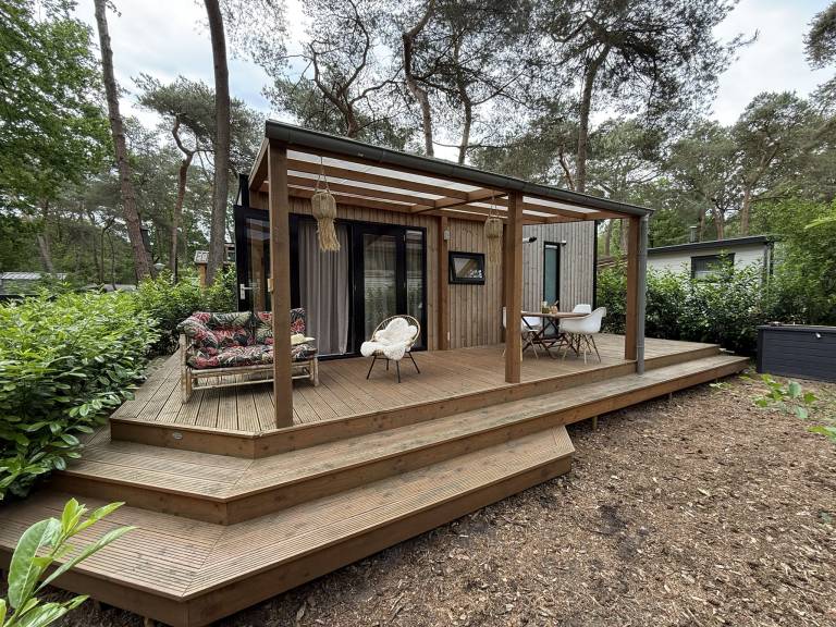 Chic nieuw boshuisje regendouche en overdekt terras