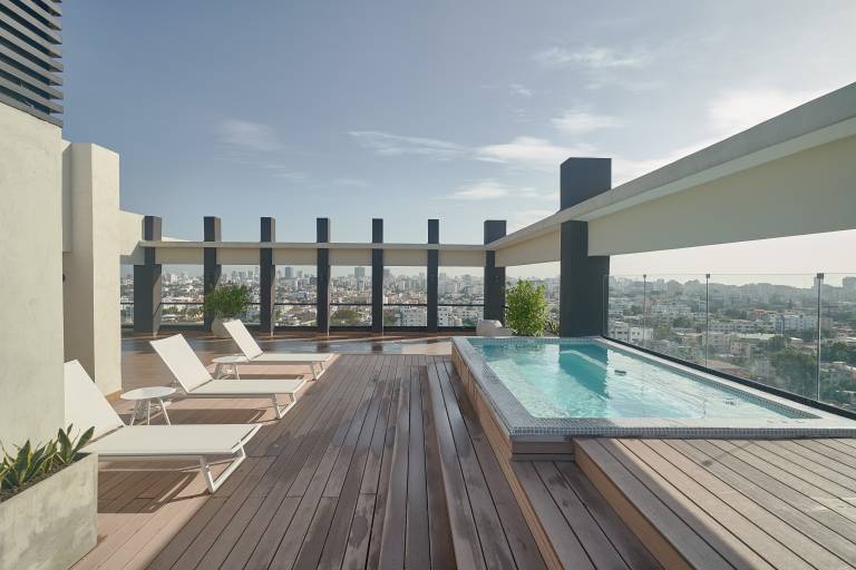 3BR Elegant Spot DowntownSD Family Pool