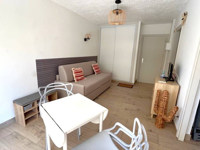 Beachfront studio, AC - 2 guests — photo 3