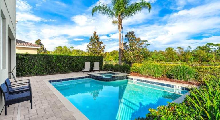 Vacation home with jacuzzi & pool — photo 5