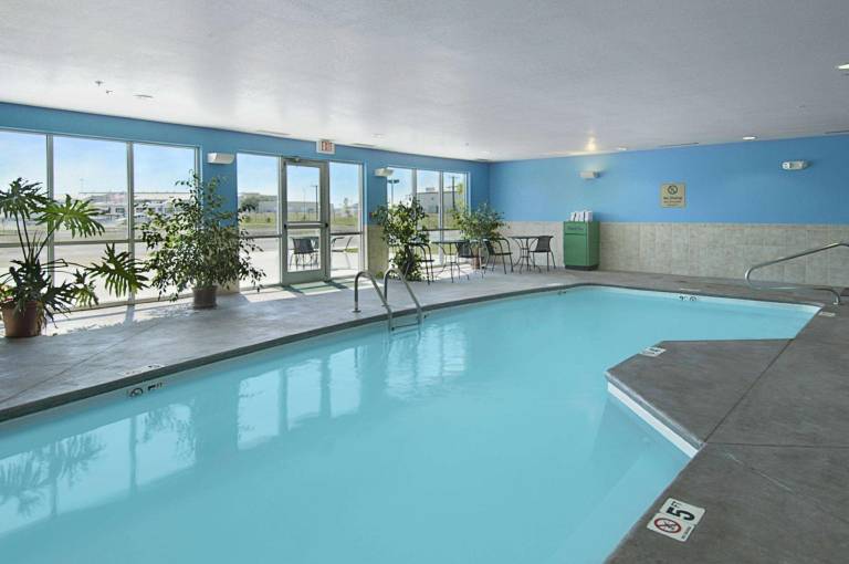 Super 8 By Wyndham Topeka At Forbes Landing — photo 3
