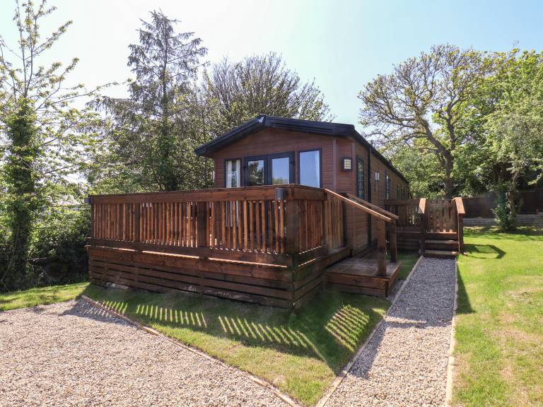 Cottage with hot tub & yard | Beach view in Scarborough