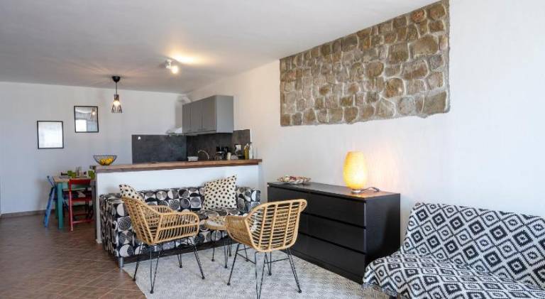 Holiday apartment with terrace, grill & garden — photo 2