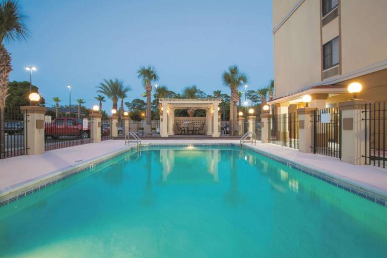 La Quinta Inn & Suites by Wyndham Fort Walton Beach — photo 2