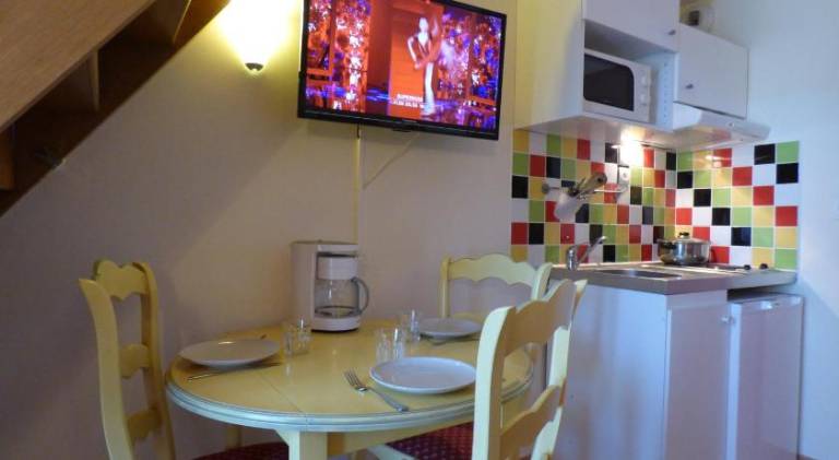 Nice serviced apartment with patio, pool & grill | Perfect for remote work | Dogs allowed — photo 5