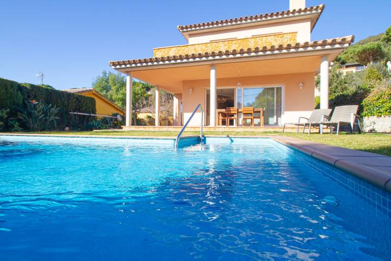 Children-friendly villa with terrace, barbeque & garden | Pool view | Pet-friendly — photo 5