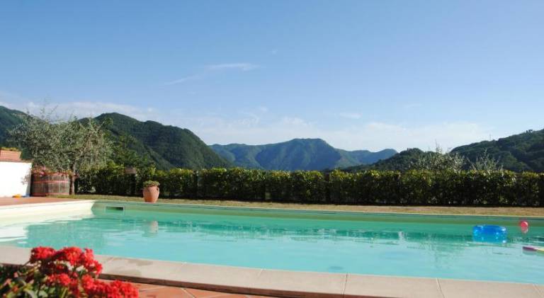 Vacation home with garden & pool — photo 2