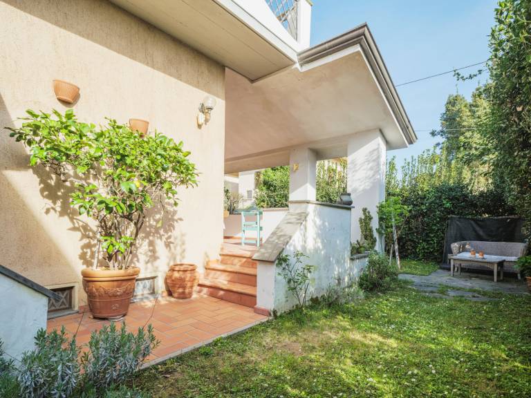 Vacation home with terrace, yard & barbeque — photo 4