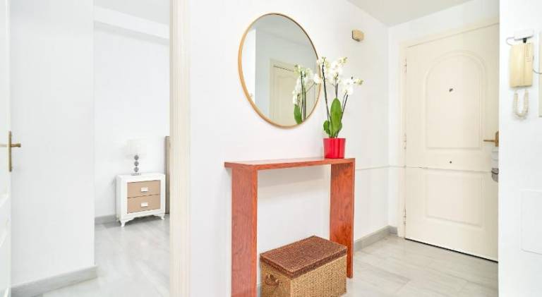 Apartment with pool & yard — photo 4