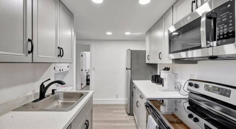 Banyan St 2BR 1BA off Las Olas Steps to Beach 1 — photo 4