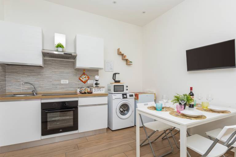 Family-friendly wonderful holiday apartment with patio & fast internet | Next to Castello Ursino | City view | Pets allowed — photo 4