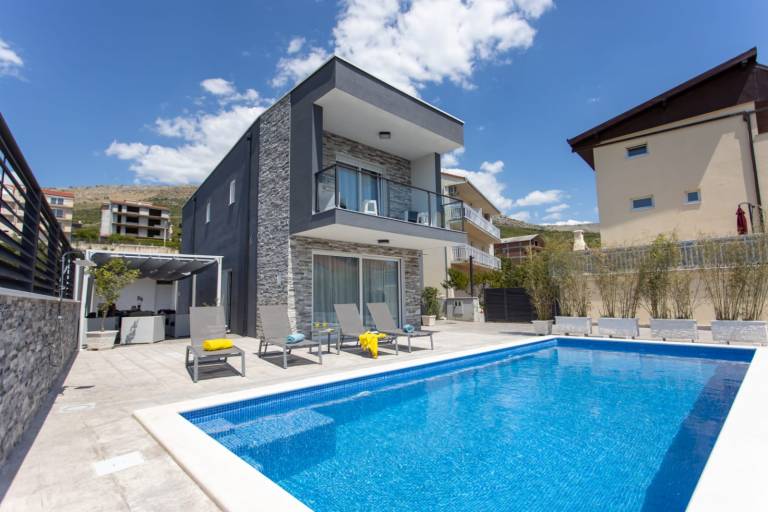 Villa Florentina with Heated Pool — photo 2