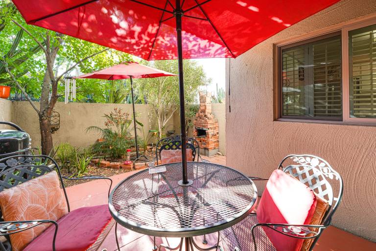 Pool Access & Private Patio Prime Arcadia Condo