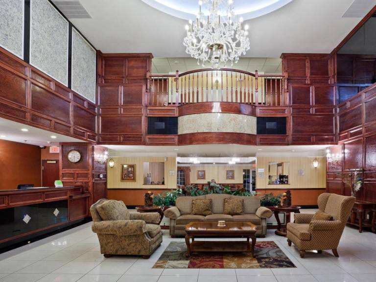 La Quinta Inn & Suites by Wyndham Dodge City — photo 2