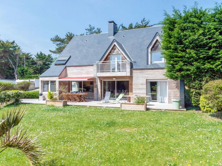 Fully equipped spacious vacation home with patio, barbecue & garden | Close to the beach | Suitable for remote work | Pets allowed — photo 2