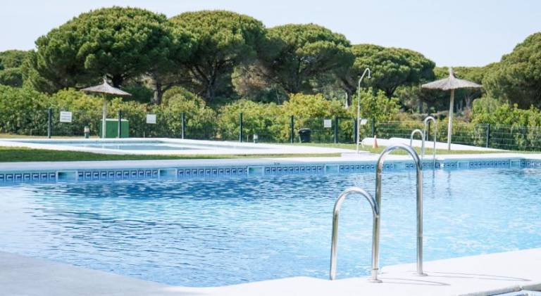 Apartment with pool — photo 4