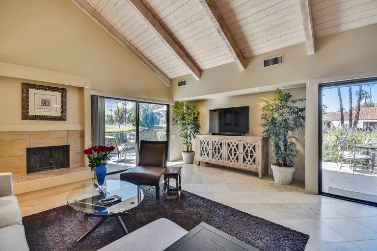 Condo with pool, hot tub & barbecue | Mountain view — photo 3