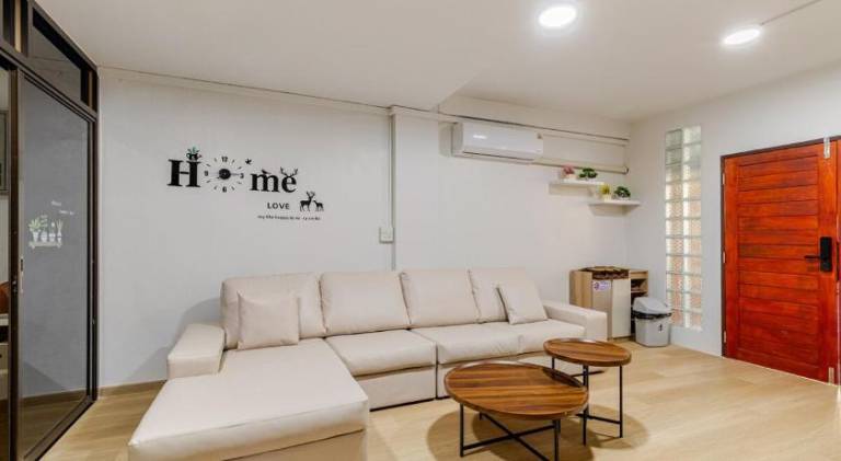 House with 3 rooms for 9 persons in Bangkok