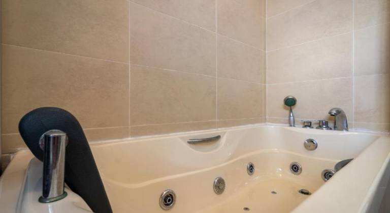 Vacation home with pool, garden & jacuzzi | Good for workation | Pets allowed — photo 5