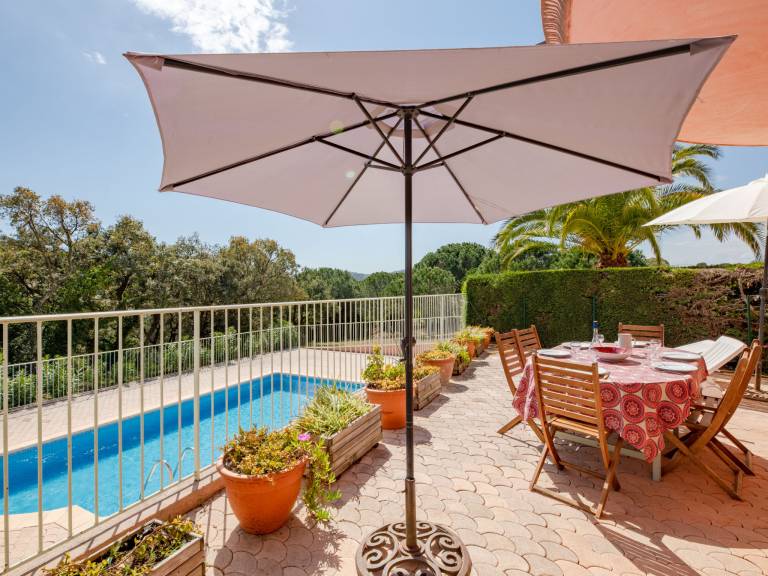 Fully equipped lovely rental apartment with pool, yard & terrace | Mountain view | Pets are welcome in Sainte-Maxime