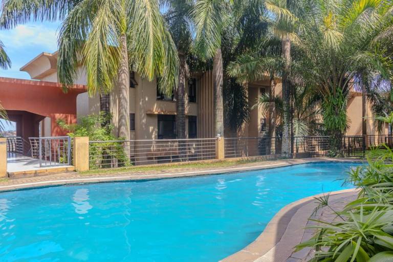 Vacation home with pool, barbecue & hot tub — photo 3