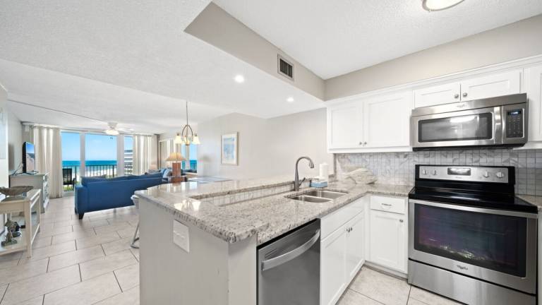 Family-friendly condo with heated pool | Beach view | Beach nearby | Dogs allowed — photo 5