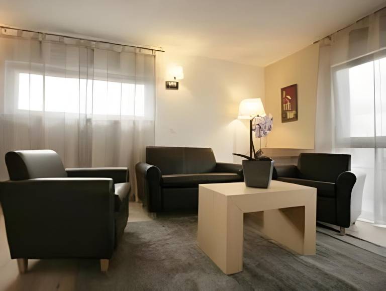 Serviced apartment with terrace & yard — photo 3
