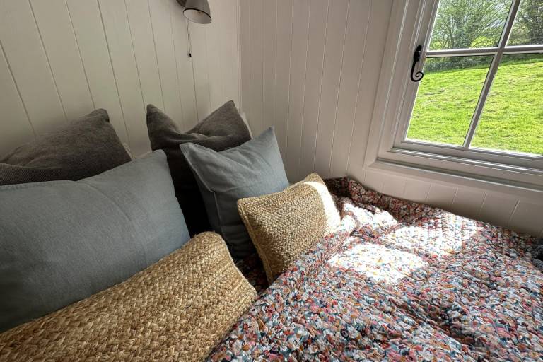 Shepherd's Hut - Sleeps 2 - Pet friendly - Parking — photo 3