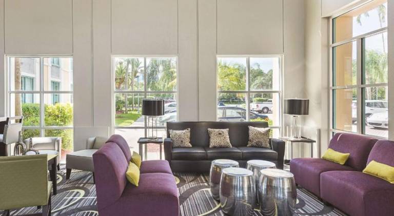 La Quinta Inn & Suites by Wyndham Plantation at SW 6th St — photo 3