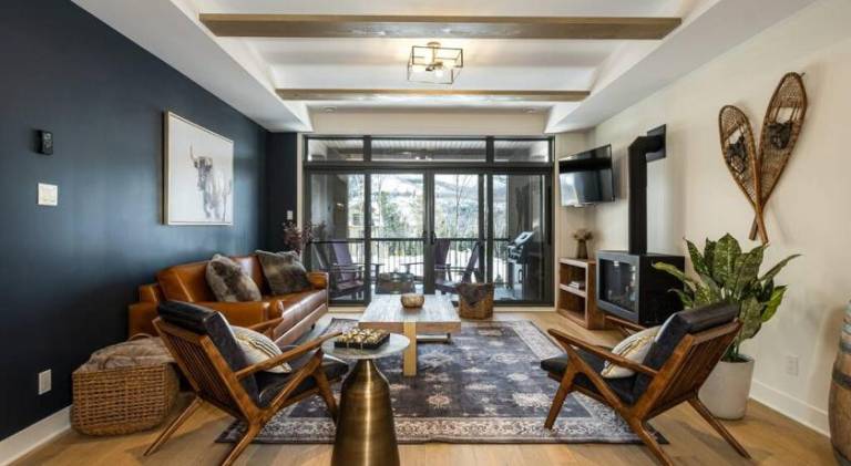 Holiday apartment with jacuzzi & pool | Pets allowed in Mont-Tremblant, QC