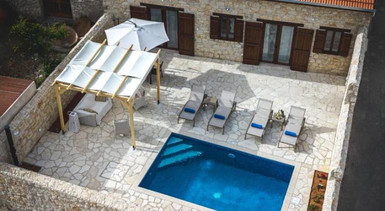Villa with pool — photo 5