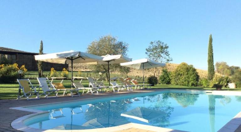 Farm with pool, yard & barbecue — photo 2