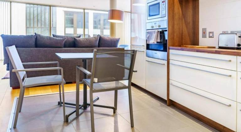 Luxury & Central 2 Bedroom Ormeau Road Apartment — photo 3
