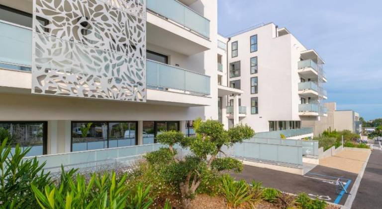 Lovely serviced apartment with pool, sauna & patio | Pet-friendly in Valbonne
