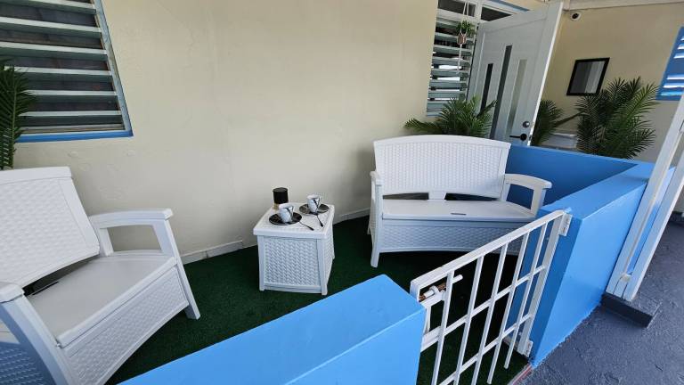Cozy and Modern Apartment Black & White with Jacuzzi on Terrace — photo 5