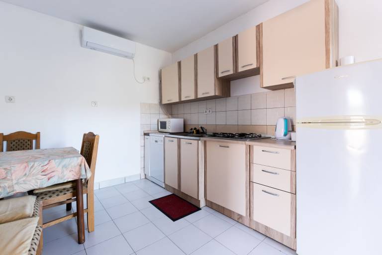 Apartment with grill & patio | Garden view — photo 4