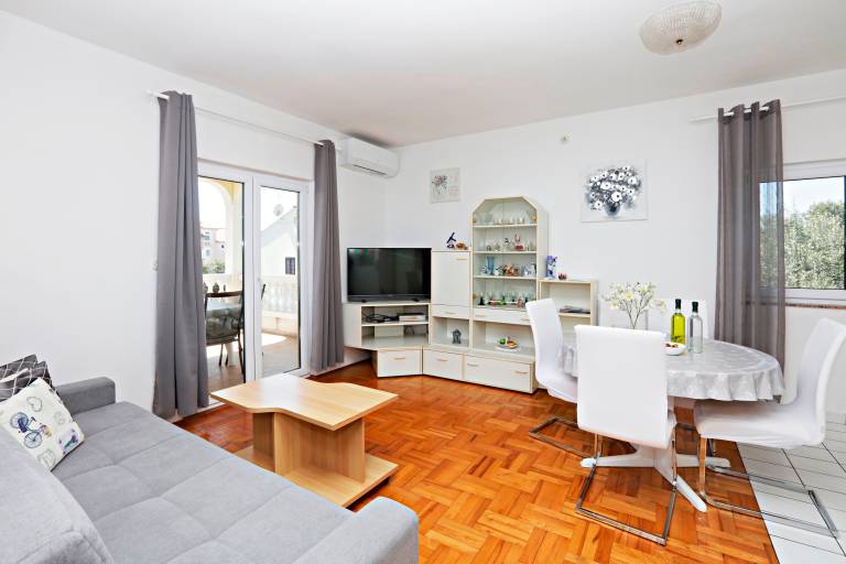 Fully equipped charming rental apartment with terrace & grill | Next to the beach | Pets allowed — photo 2