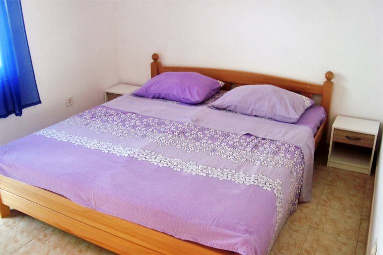 Two bedroom apartment near beach Cove Skozanje, Hvar (A-4624-a) — photo 4
