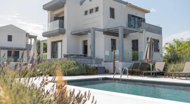 Lovely villa with private pool, yard & patio | Suitable for remote work | Pets allowed — photo 3