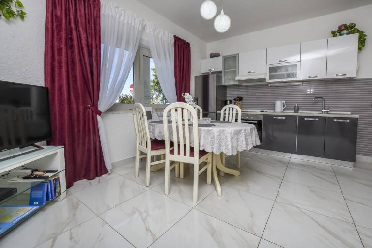 Rental apartment with BBQ, patio & yard | Sea view — photo 4