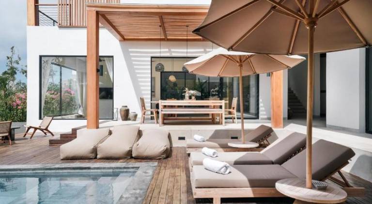 Villa with pool — photo 4