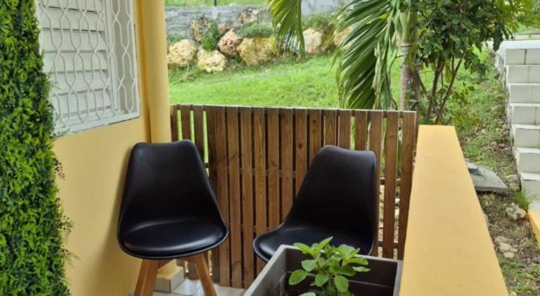 Holiday apartment with yard & patio — photo 4