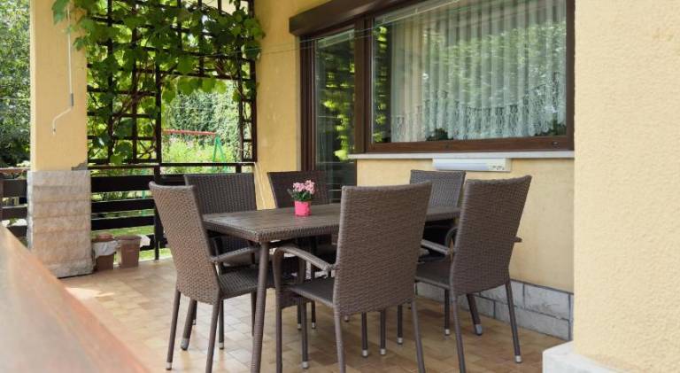 Holiday apartment with grill, yard & terrace — photo 4