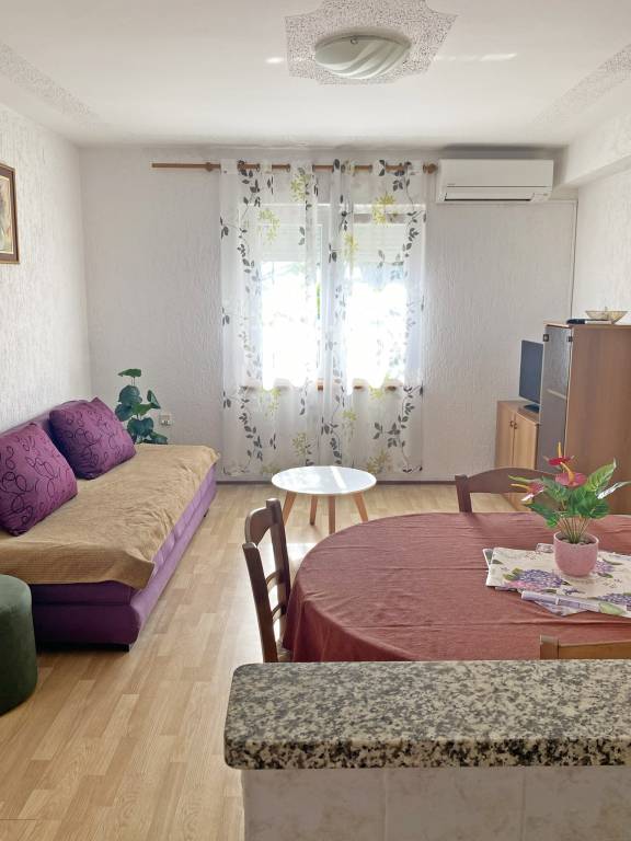 Family-oriented apartment with grill, patio & yard | Beach view | Suitable for remote work | Dogs allowed — photo 5