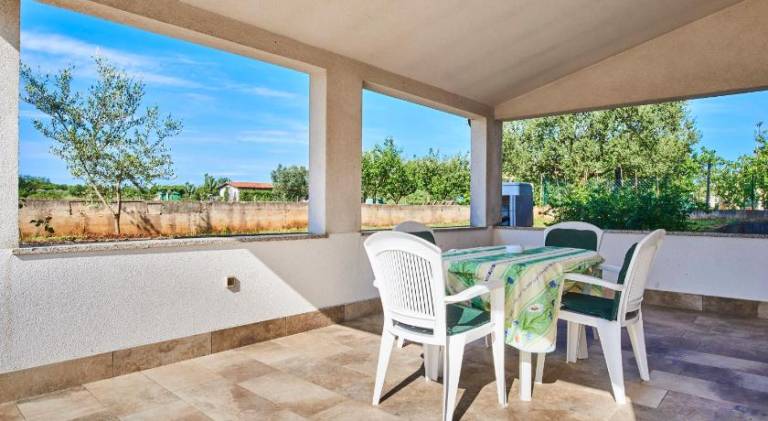 Nice holiday apartment with terrace & yard | Pet-friendly in Umag