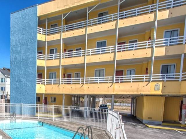 Condo with pool in Carolina Beach, NC