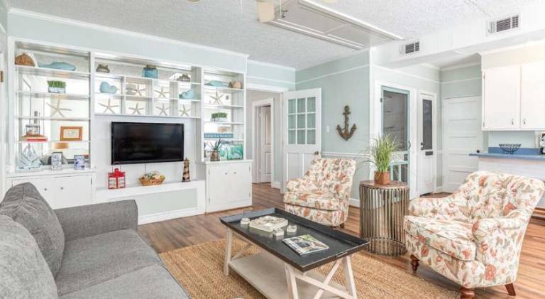 Vacation home with pool | Beach nearby | Pet-friendly — photo 2