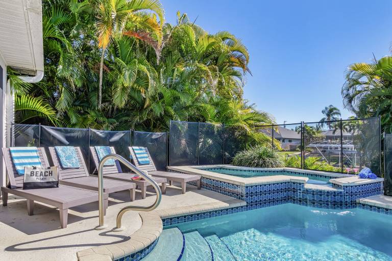 Family-friendly house with barbeque, private pool & garden | Water view | Dogs allowed — photo 4